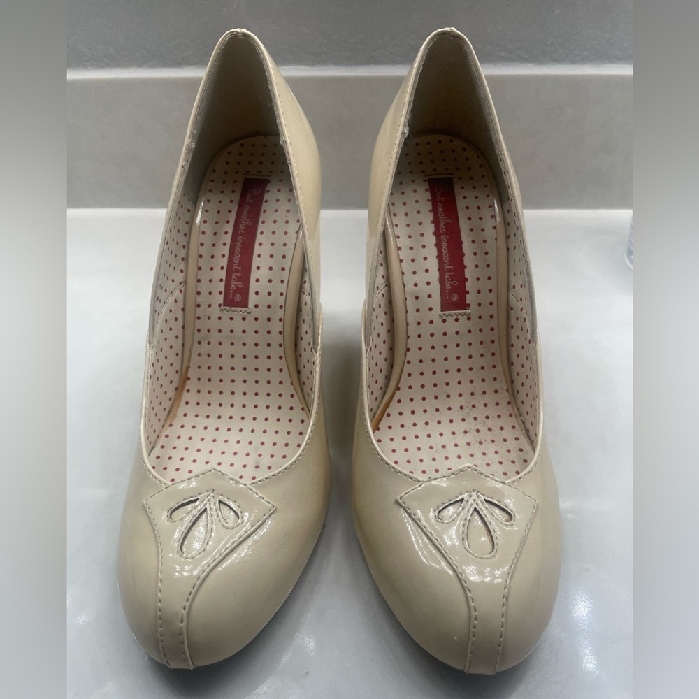 B.A.I.T. Footwear Retro Style Cream Heels